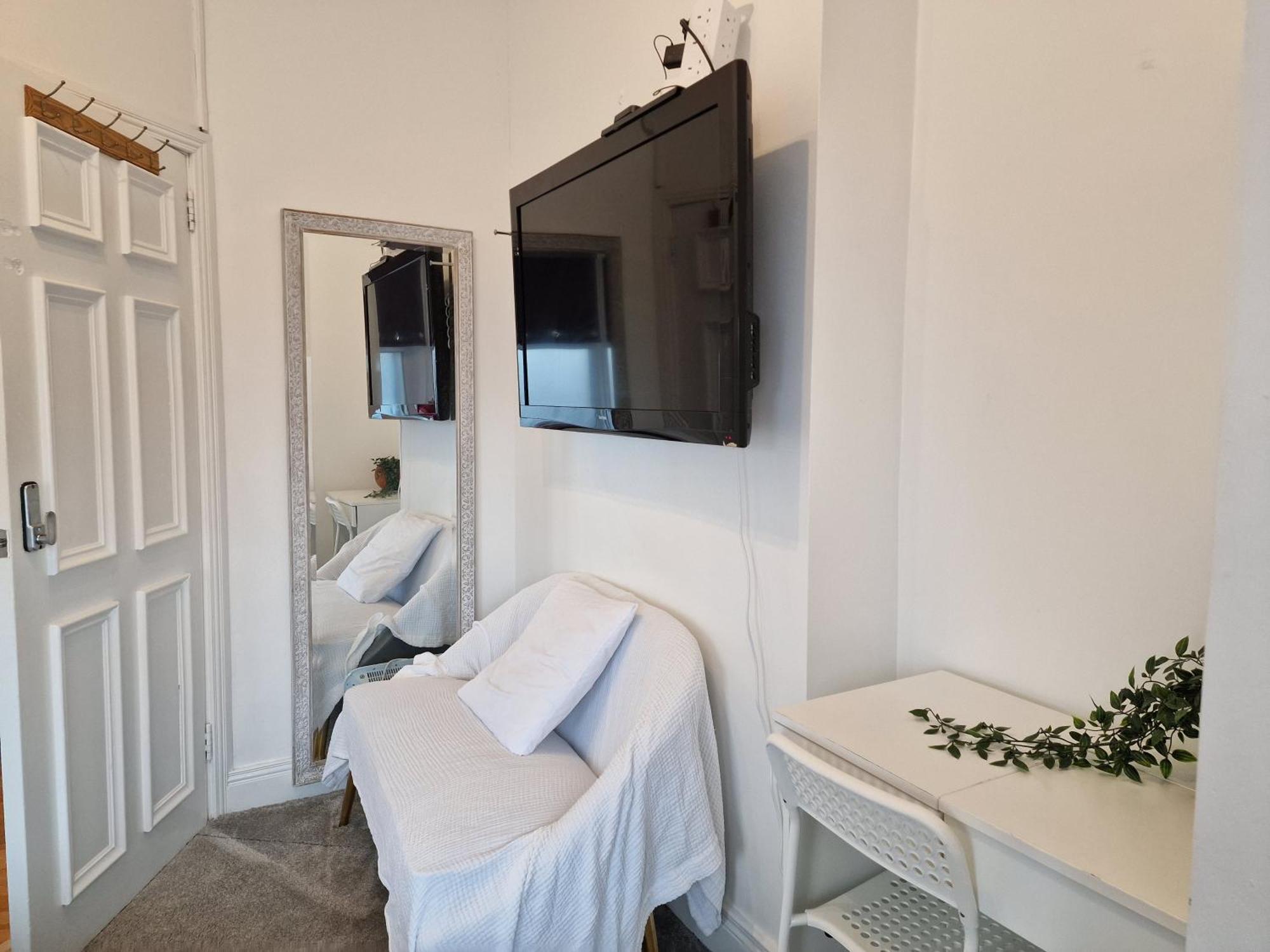 Aunty Katie'S House, Ni Tourist Board Certified & Located On The Main Oldpark Road To Belfast, With Free Continental Breakfast & Free Ultra Fast Sky Internet, Free Sky Sports & Free Sky Cinema, Self-Check In After 10Pm Gmt Hostel Kültér fotó